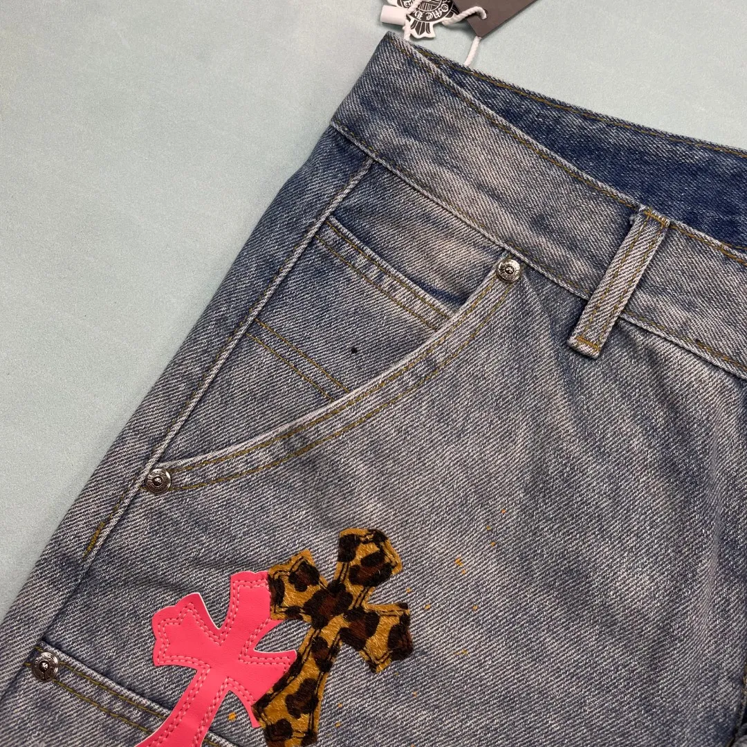 🅿️240 🔘Model No.-KL501 🔘Croxin𝐂𝐡𝐫𝐨𝐦𝐞 𝐇𝐞𝐚𝐫𝐭 CH blue and white three-color leather splash-ink American workwear denim shorts* The brand Croxin is well-known in the fashion circle. The details and design of these shorts are amazing. They use real Levi's jeans bottoms, which are taken apart and then spliced ​​together. This process is too heavy-duty. The hardware is all custom-made from molds, and the texture is superb. The hem is designed with handmade tassels and frayed edges, which is individual and unruly. It is also made of white genuine leather and patched. The blue and white color scheme plus splash-ink elements make it extremely fashionable. The cross pattern is embellished with red, white and leopard print, making it highly recognizable. The washing effect is also very natural, and the overall stitching process is impeccable. The same style for men and women, it looks super stylish when worn, and your handsomeness value skyrockets! The matching suggestions are as follows: Street fashion style: wear a black loose T-shirt with colorful graffiti printed on it, and a short black leather jacket. Wear a pair of black high-top Converse or Nike Dunks, a black baseball cap, and a silver metal necklace to walk on the street, which is full of fashion. Casual fashion style: wear a white simple short-sleeved shirt inside and a light blue denim jacket outside, wear it open. Wear white sneakers and carry a simple black crossbody bag for daily travel, casual and fashionable. Cool and handsome style: Choose a red short crop top and tuck it into shorts. Wear a pair of black thick-soled leather shoes, paired with some metallic bracelets and rings, and go to a music festival or party and you will be the center of attention.  Size: S M L XL XXL (28.30.32.34.36) Color: Blue